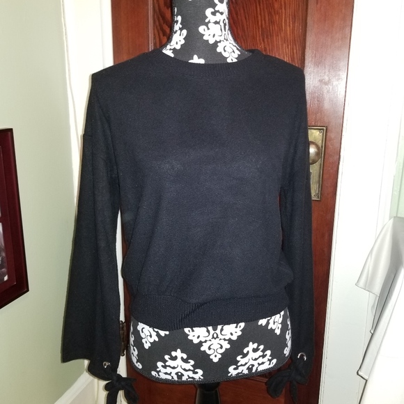 Urban Outfitters Sweaters - *ADORABLE* Urban Outfitters Bow-tie cuff sweater